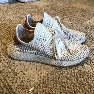 Men’s lightly worn size 7 adidas deerupts